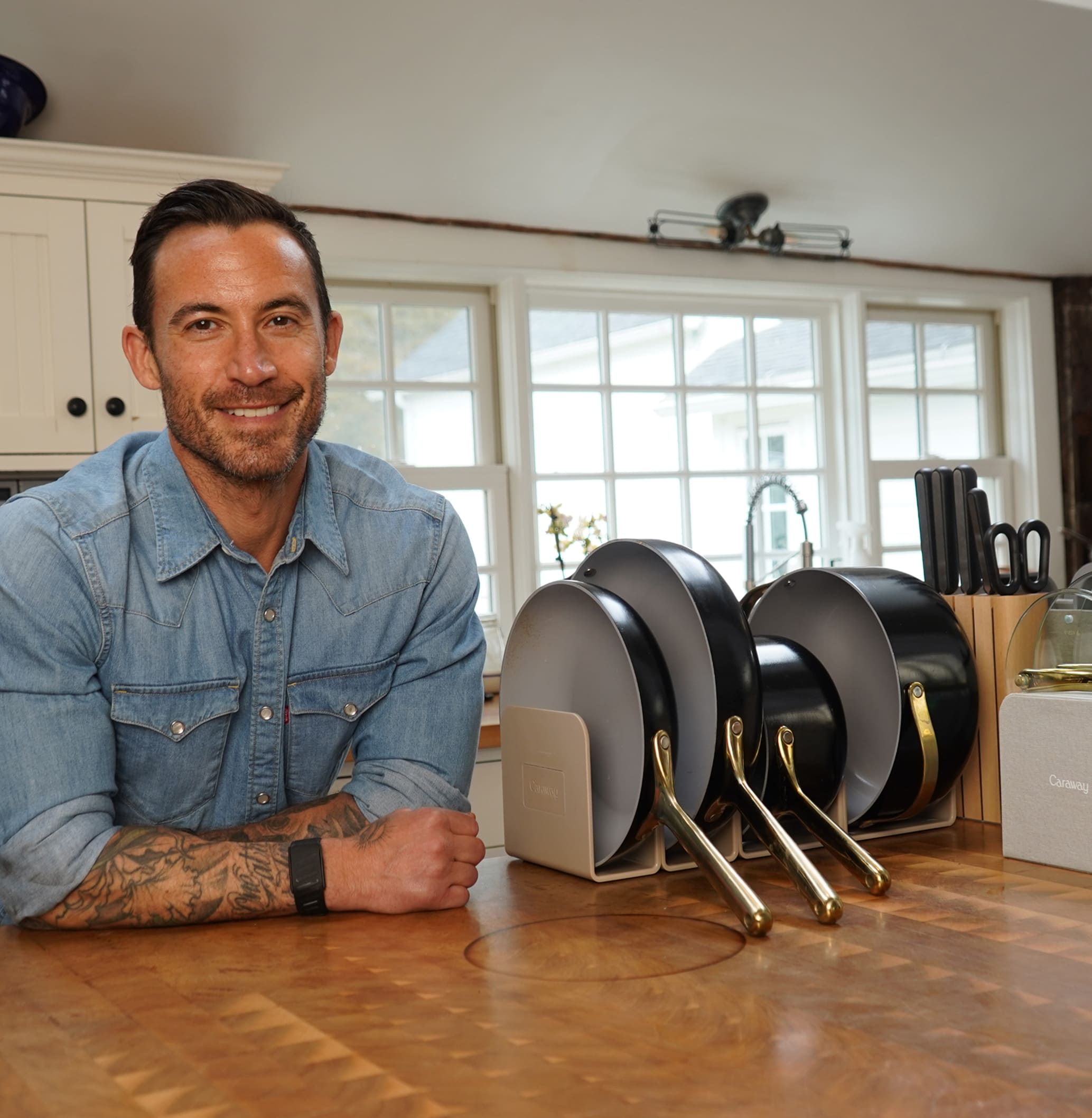 /assets/clean-cooking-with-michael/accordion-1 Michael Chernow - Cookware - Iconics Black - Lifestyle - Desktop.jpg